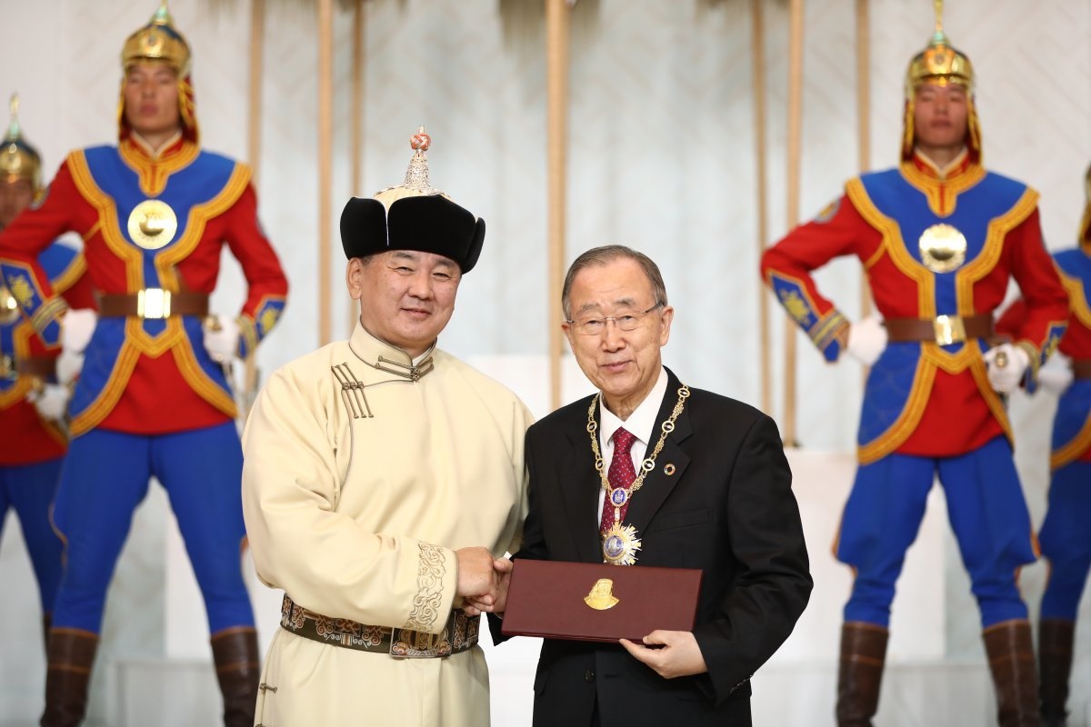 Former UN Secretary-General Ban Ki-moon becomes first Korean to receive Mongolia's highest medal,... 썸네일